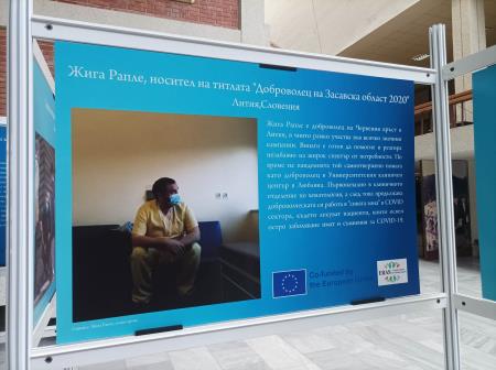 Pano na razstavi, ki prikazuje zgodbo prostovoljca Žige Rappla med delom v UKC Ljubljana v času epidemije Covid-19